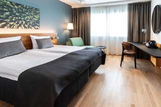 Отель Scandic Espoo Эспоо Улучшенный номер с кроватью размера «queen-size»-1